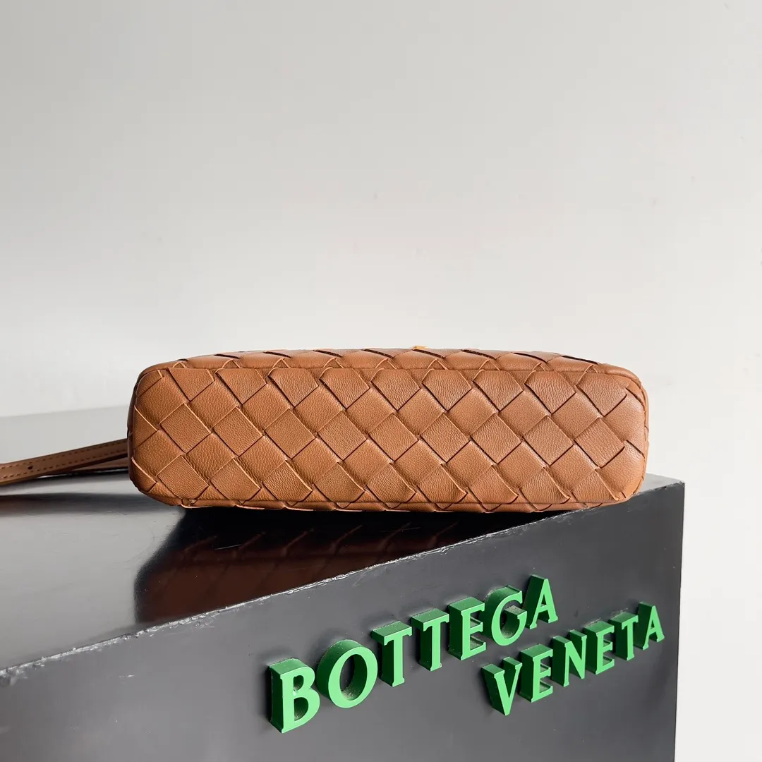 Batch 1360 Bottega Veneta 24 spring and summer woven zipper crossbody bag. A crossbody bag that can be used as a cosmetic bag. The exquisite weaving and compact body are an indispensable accessory for the upcoming summer. The double zipper also better protects the bag. It has a large capacity. If you like it, don’t miss it. Style number: 789109 Size: 22*12.5*5cm